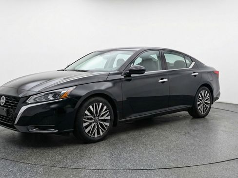 Used 2025 Nissan Altima 2.5 SV FWD image 3