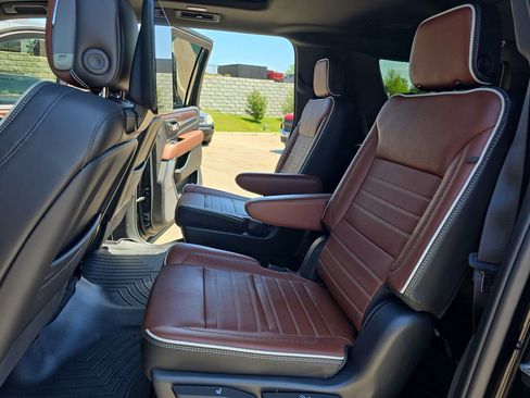 Used 2023 GMC Yukon XL Denali Ultimate AWD/4WD image 15