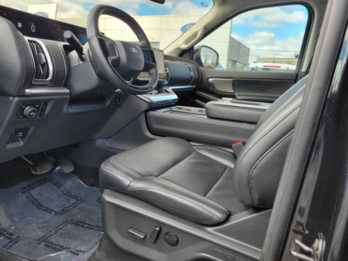 Used 2025 Ford Expedition Platinum image 18