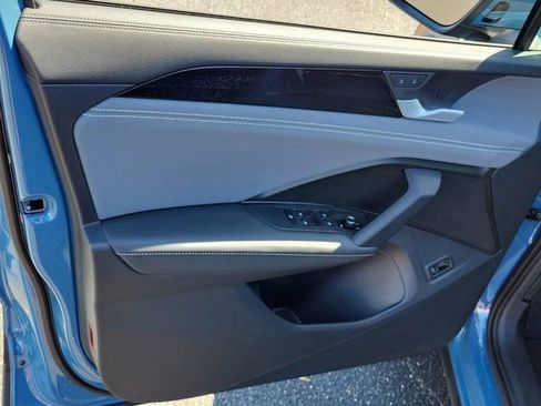 Certified 2025 Volkswagen Tiguan SE image 22