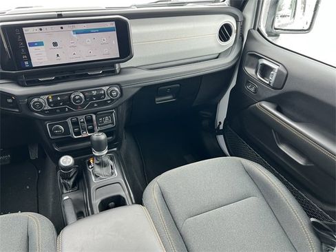 Used 2025 Jeep Wrangler Unlimited Sahara image 32