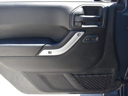 Used 2018 Jeep Wrangler Unlimited Sahara w/ Connectivity Group AWD/4WD image 12