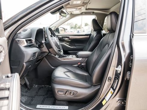 Used 2024 Toyota Highlander Limited image 25