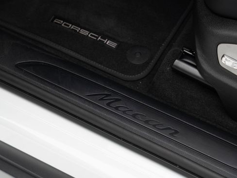 Certified 2025 Porsche Macan AWD/4WD image 14