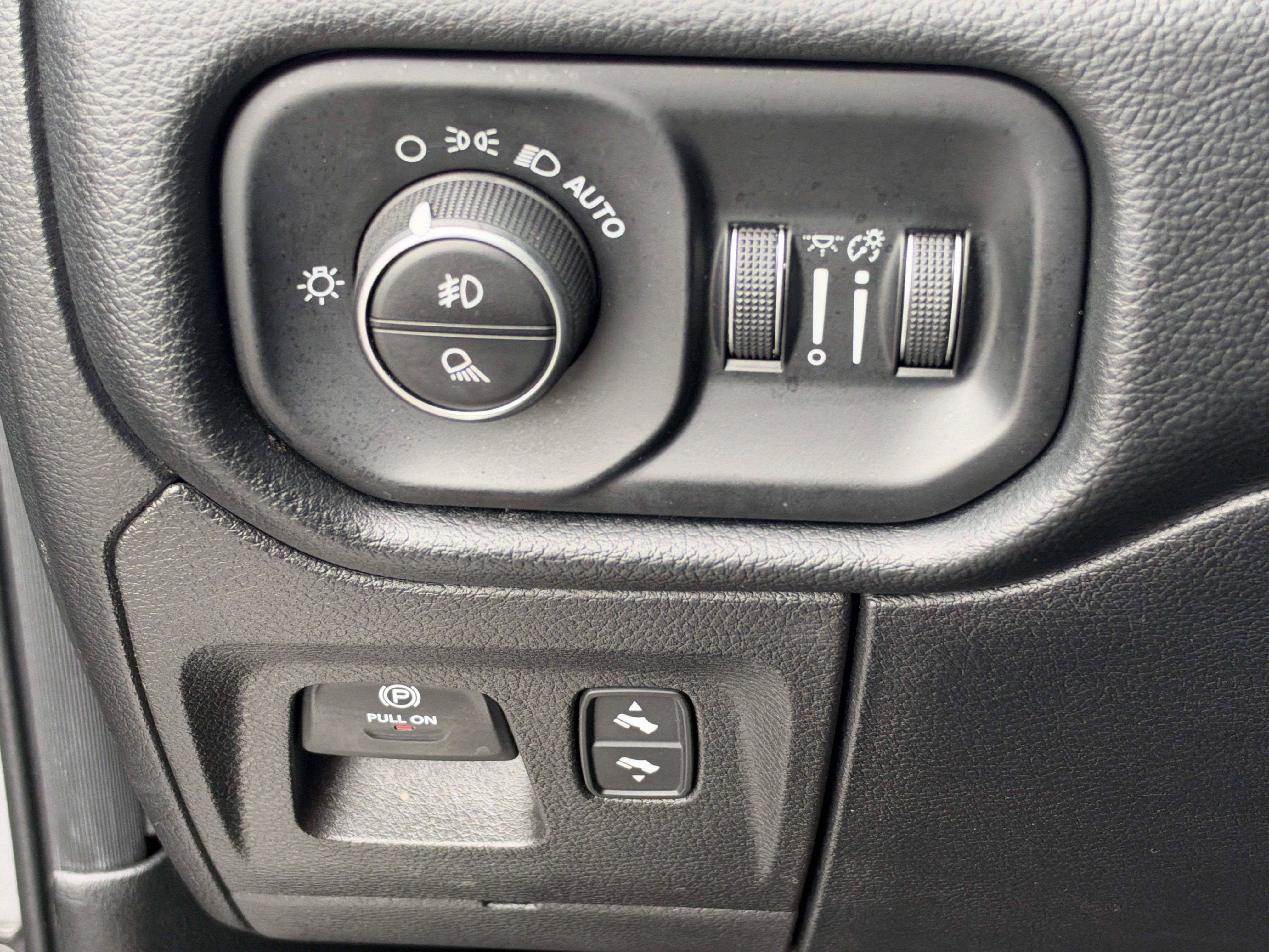 Used 2020 RAM 1500 Laramie AWD/4WD image 40