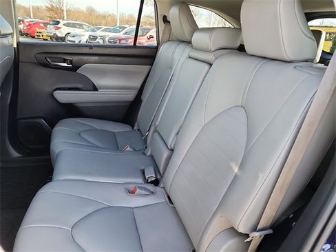 Used 2020 Toyota Highlander XLE image 16