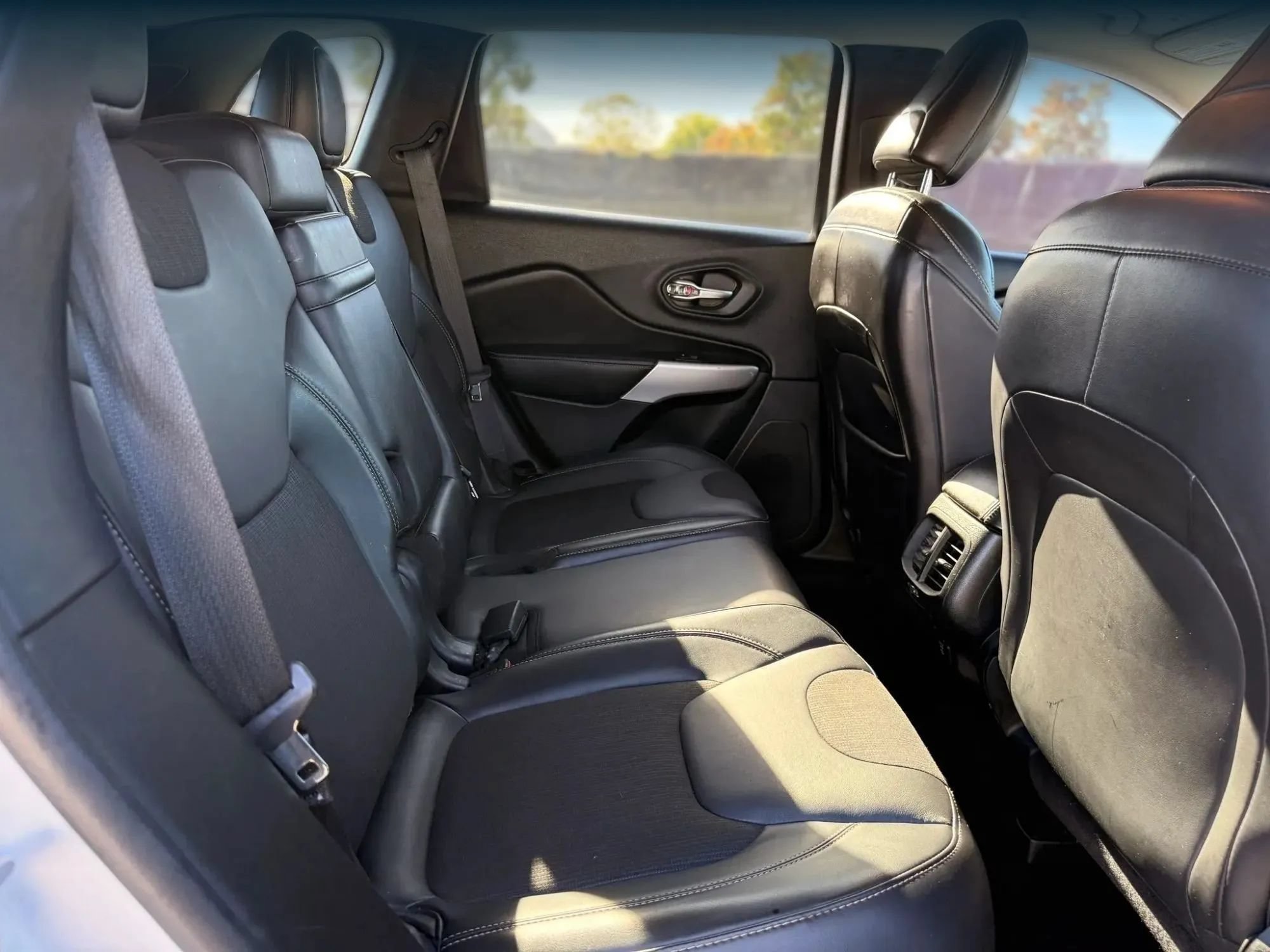 Used 2018 Jeep Cherokee Latitude Plus FWD image 20