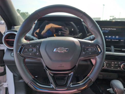 Used 2025 Chevrolet Trax RS w/ Sunroof Package FWD image 27