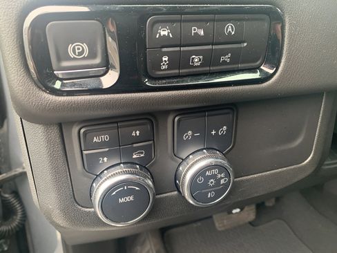 Used 2025 GMC Yukon XL Denali image 9