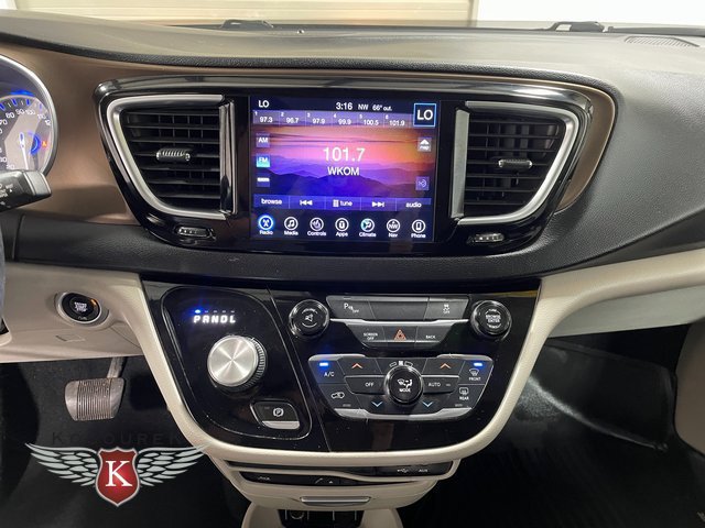 Used 2017 Chrysler Pacifica Touring-L Plus w/ Uconnect Theatre Group FWD image 17