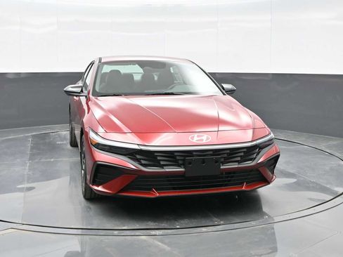 Used 2025 Hyundai Elantra SEL FWD image 2