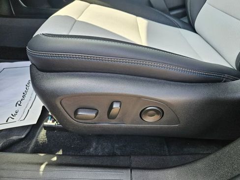 Used 2025 Chevrolet Equinox EV LT FWD image 9