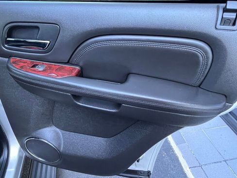 Used 2011 Cadillac Escalade Premium image 29