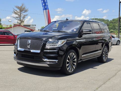 Used 2018 Lincoln Navigator Select w/ Technology Package AWD/4WD image 2