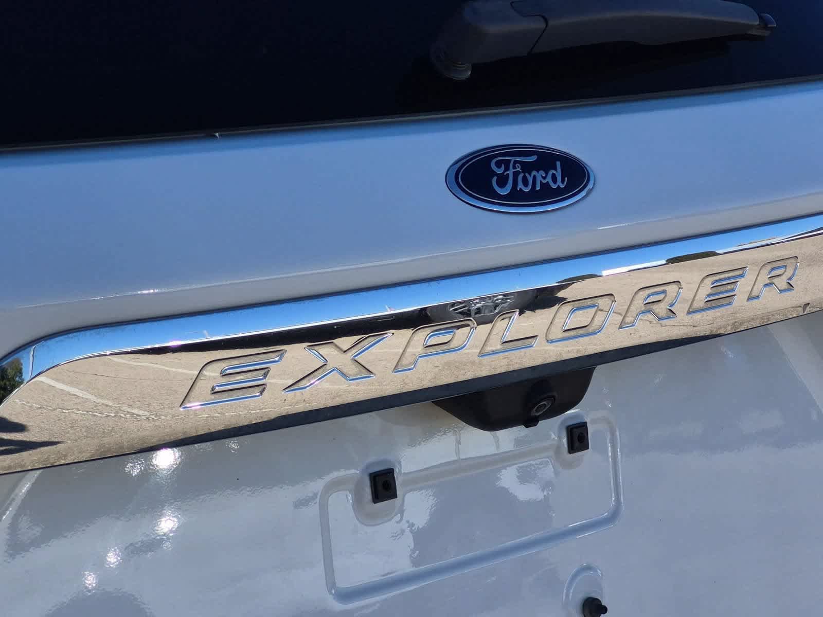Used 2020 Ford Explorer XLT w/ Equipment Group 202A AWD/4WD image 13