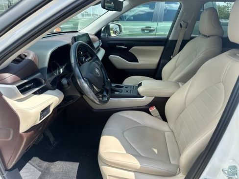 Used 2021 Toyota Highlander XLE AWD/4WD image 4