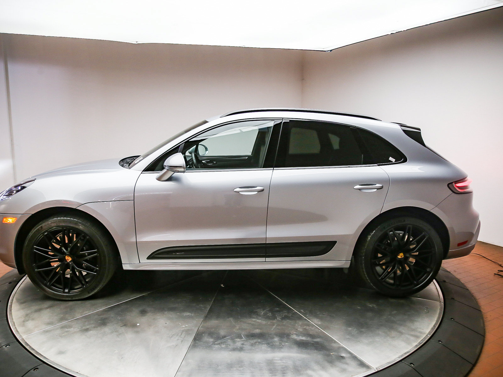 Certified 2023 Porsche Macan GTS AWD/4WD image 2