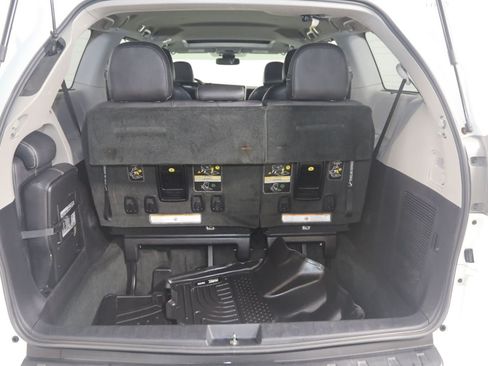 Used 2018 Toyota Sienna SE FWD image 45