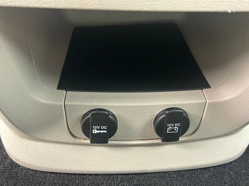 Used 2016 Chrysler Town & Country Touring FWD image 19