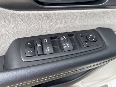 Used 2024 Chrysler Pacifica Touring-L FWD image 28