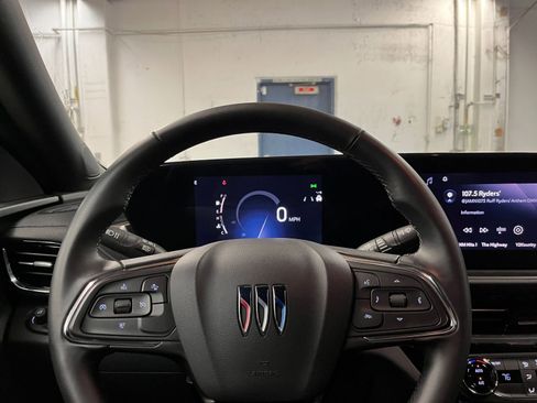 Used 2025 Buick Envista Sport Touring image 25