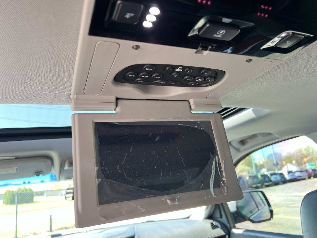 Used 2017 Cadillac Escalade Premium Luxury AWD/4WD image 13