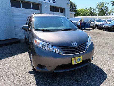 Used 2016 Toyota Sienna LE AWD/4WD image 3