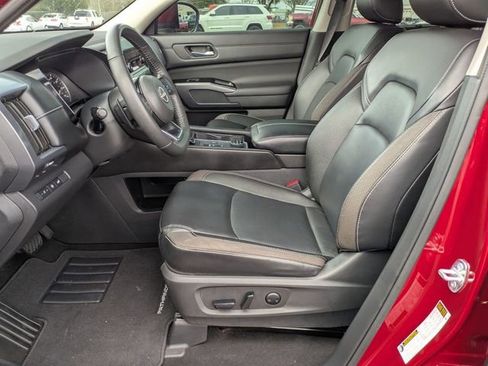 Used 2023 Nissan Pathfinder SL w/ Black Appearance Package image 15