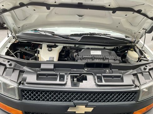 Used 2018 Chevrolet Express 2500 RWD image 27