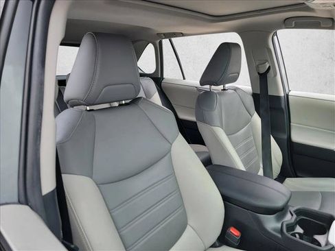 Used 2021 Toyota RAV4 XLE Premium image 15