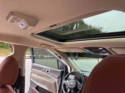 Used 2025 Kia Carnival SX FWD image 34