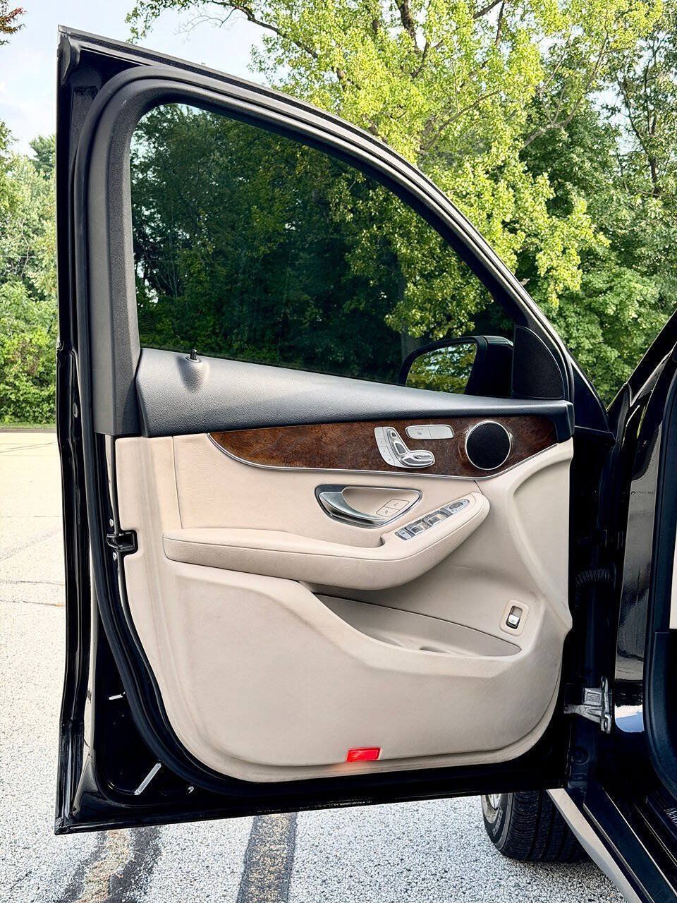 Used 2016 Mercedes-Benz GLC 300 4MATIC w/ Multimedia Package image 15