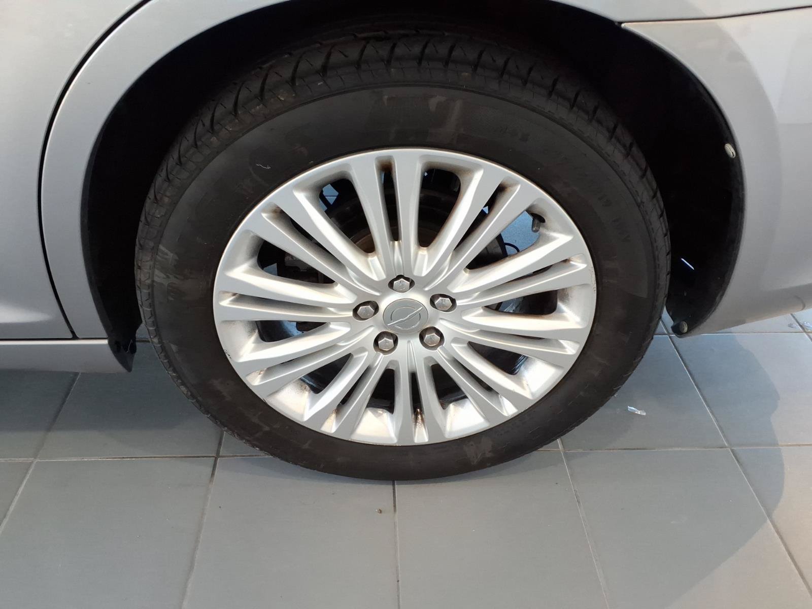 Used 2014 Chrysler 300 AWD w/ Driver Convenience Group image 18