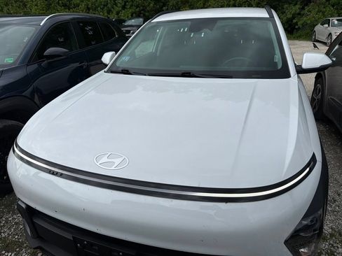 Used 2025 Hyundai Kona SEL FWD image 2