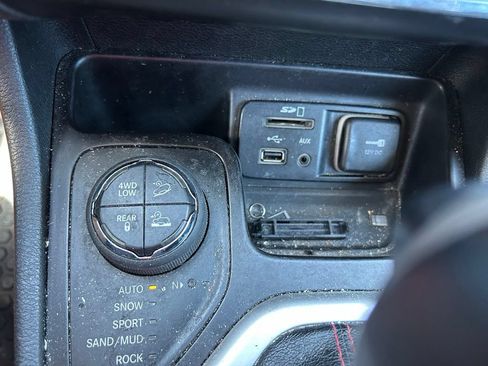 Used 2016 Jeep Cherokee Trailhawk w/ Leather Interior Group AWD/4WD image 29