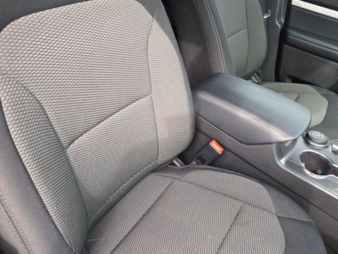 Used 2017 Ford Explorer XLT image 9