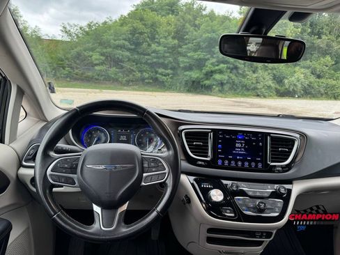Used 2017 Chrysler Pacifica Touring-L image 30