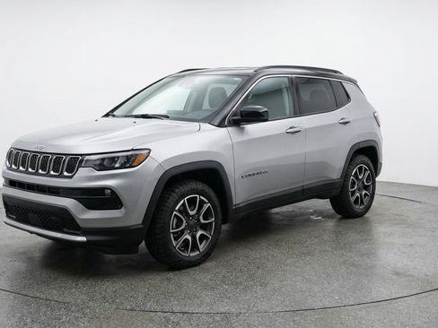 Used 2025 Jeep Compass Trailhawk image 3