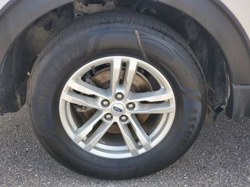 Used 2022 Ford Explorer XLT w/ Equipment Group 202A AWD/4WD image 30