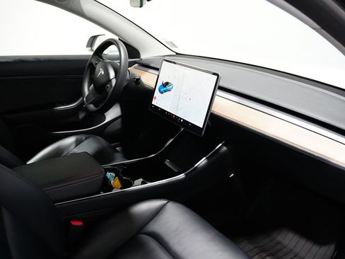 Used 2020 Tesla Model 3 Standard Range image 19