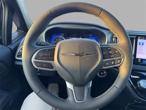Used 2025 Chrysler Pacifica Select image 10