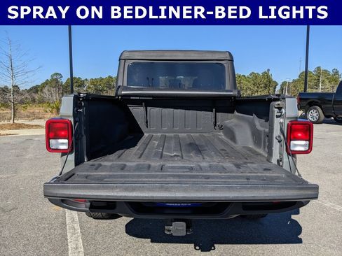 Certified 2022 Jeep Gladiator Willys image 12