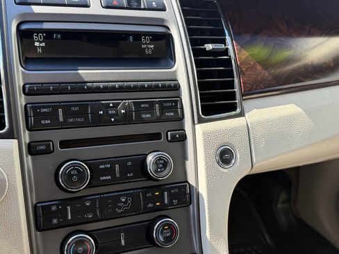Used 2010 Ford Taurus SEL FWD image 10