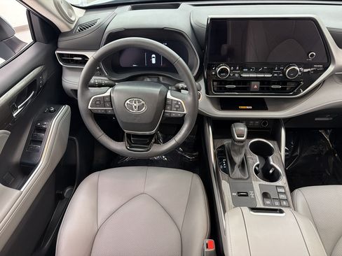 Used 2024 Toyota Highlander FWD image 30