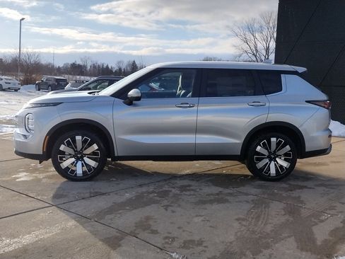 New 2026 Mitsubishi Outlander SE image 19