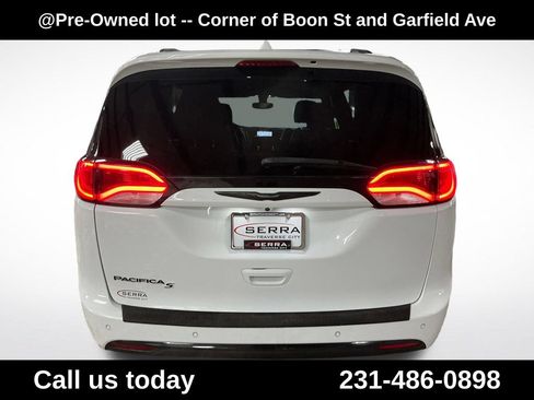 Used 2018 Chrysler Pacifica Touring-L Plus w/ S Appearance Package FWD image 4