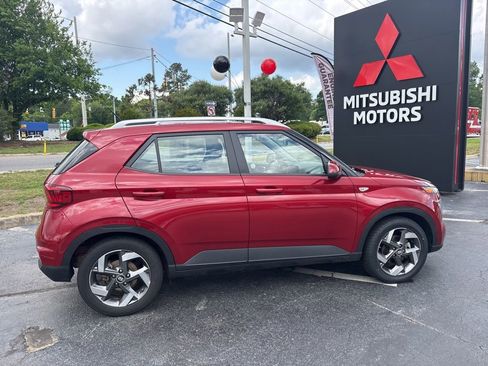 Used 2025 Hyundai Venue SEL FWD image 2
