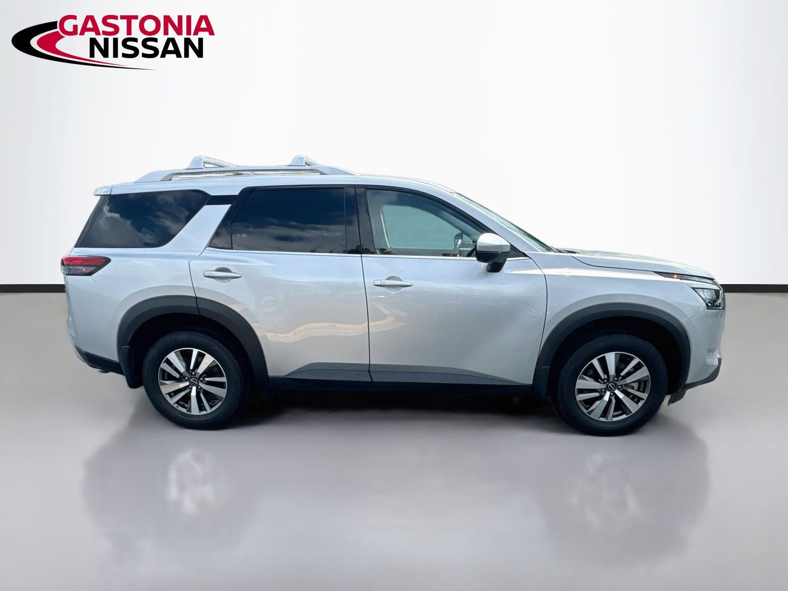 Used 2025 Nissan Pathfinder SL FWD image 10