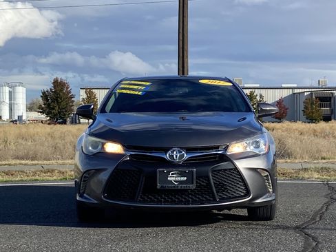 Used 2017 Toyota Camry SE image 2