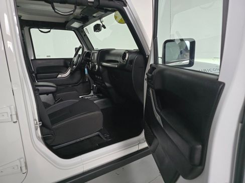 Used 2017 Jeep Wrangler Unlimited Rubicon w/ Connectivity Group image 20